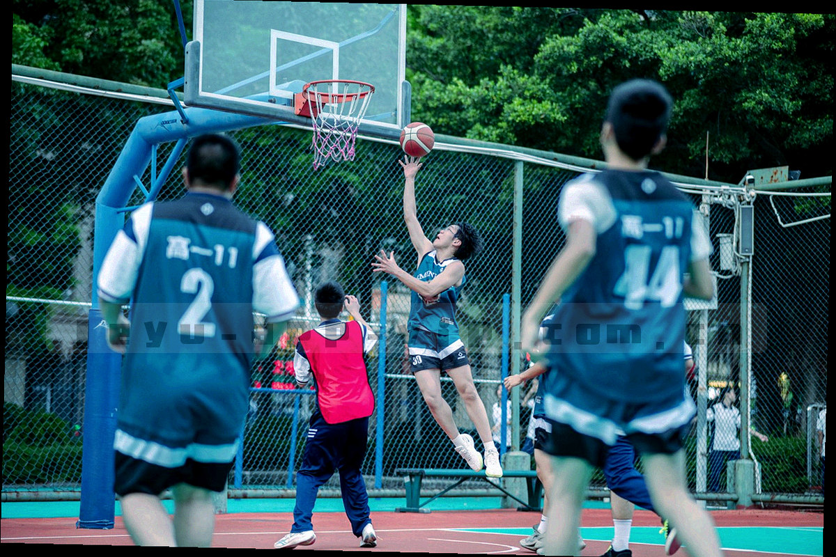 荧光青与珊瑚橙对比的抽象数据雷达图与轨迹线，深蓝底色